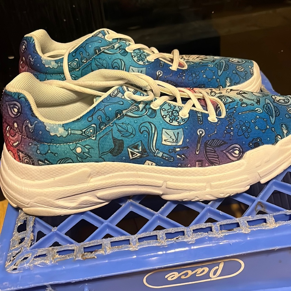 Tennis shoes